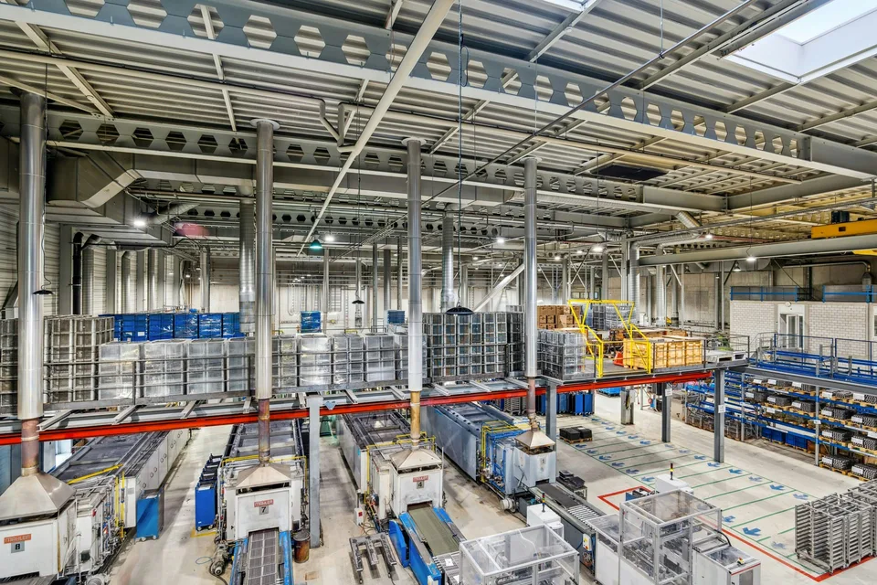 Capannone industriale divisibile di 10 m di altezza, accessibile ai camion, di 10.000 m² con gru da 8 t e alta capacità di carico a terra