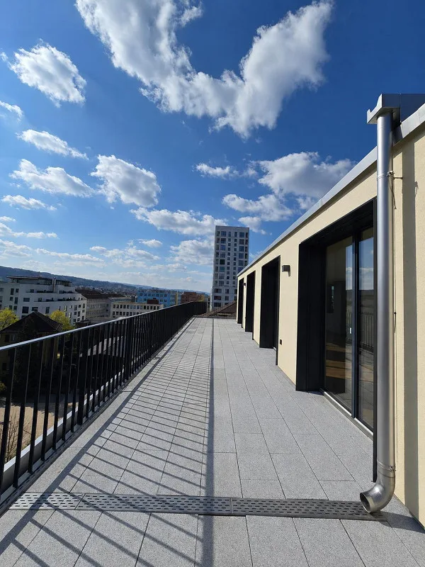 Attico soleggiato di 4,5 stanze con terrazza di 81 m²