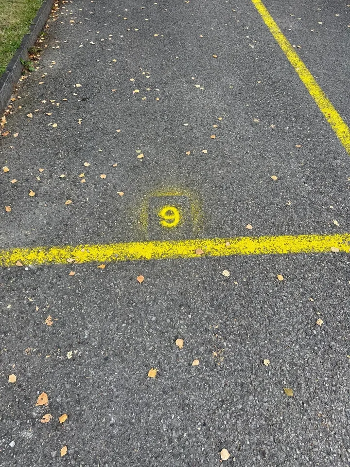 Ein Außenparkplatz verfügbar in Courtételle