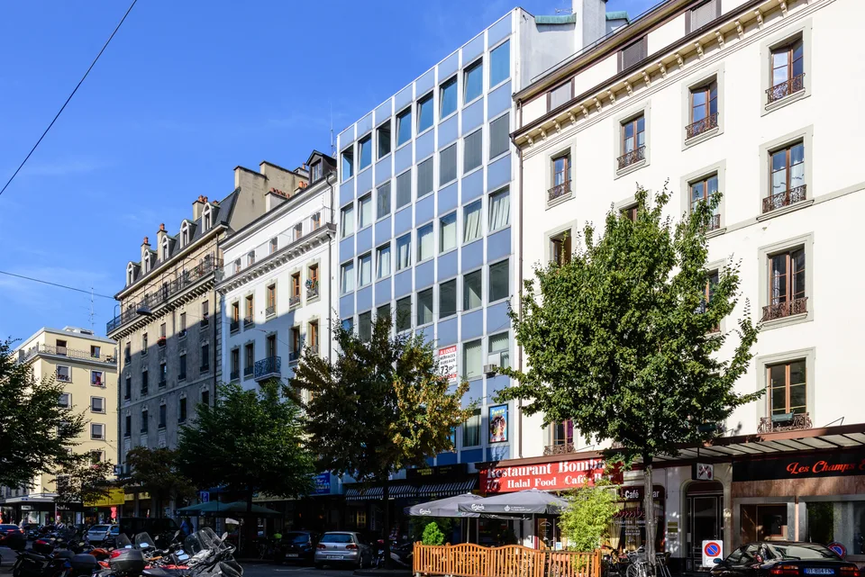 Arcade traversante sur 2 niveaux en zone piétonne proche de Cornavin