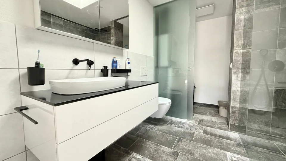 Move in & feel at home - hochwertige Attikawohnung für Expats & Professionals