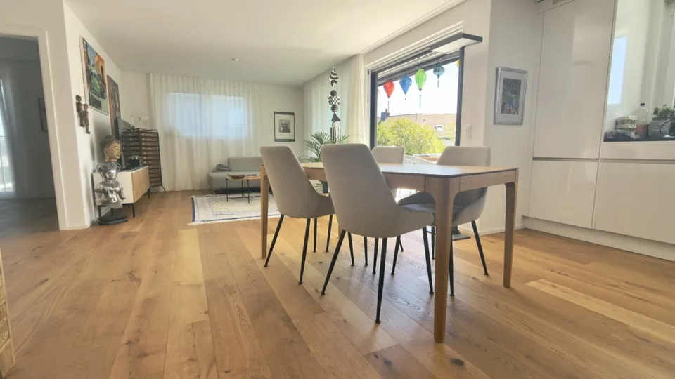 Move in & feel at home - hochwertige Attikawohnung für Expats & Professionals