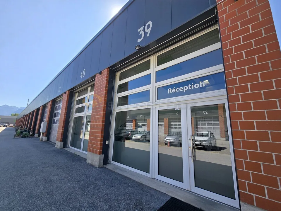 Streetbox triple de 180m2 très bien situé - 1er loyer offert