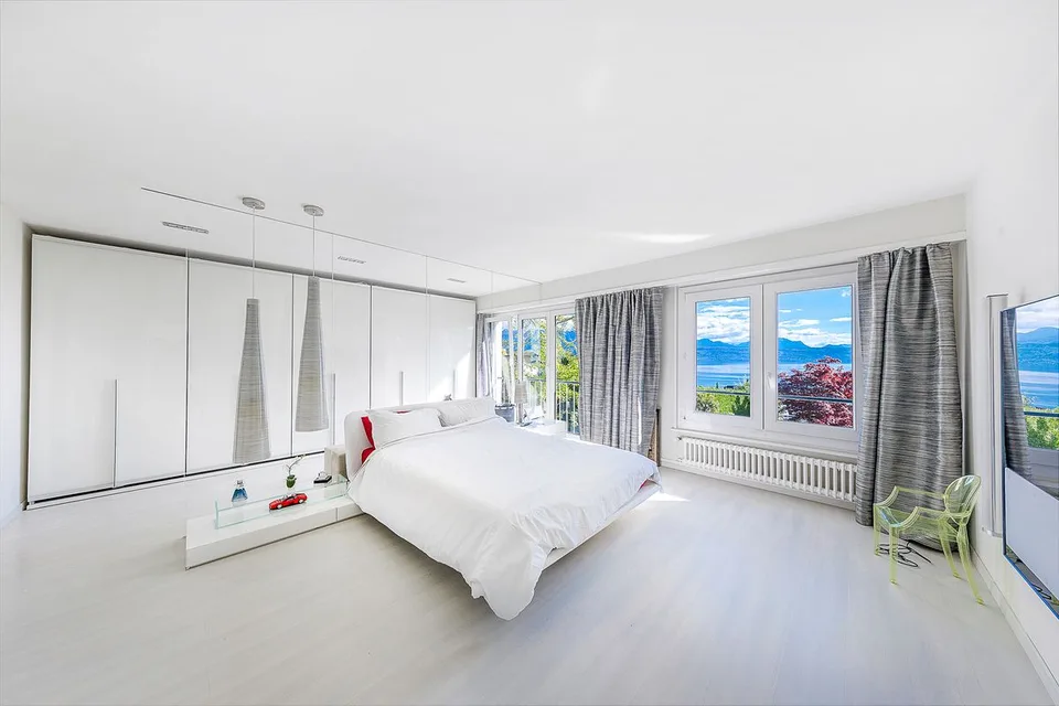 Appartamento contemporaneo di 5,5 locali con vista mozzafiato sul lago e piscina privata