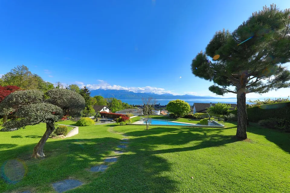 Appartement contemporain de 5,5 pièces avec vue imprenable sur le lac et piscine privative