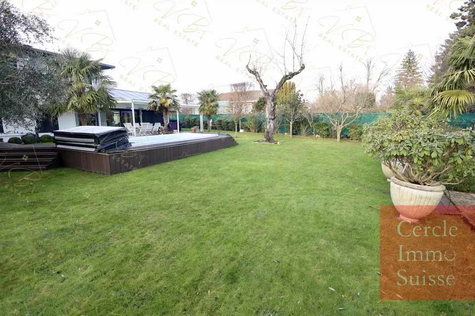 Exceptional House for Sale with Heated Pool, Jacuzzi, and Solar Panels – Privileged Area