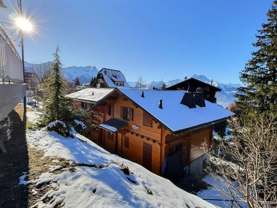 Magnifique chalet de trois appartements au centre de Villars