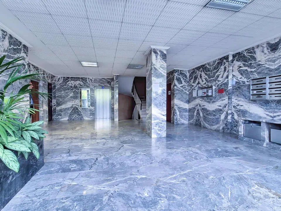 Local commercial traversant de 154 m², au calme, à 5 min de l'aéroport