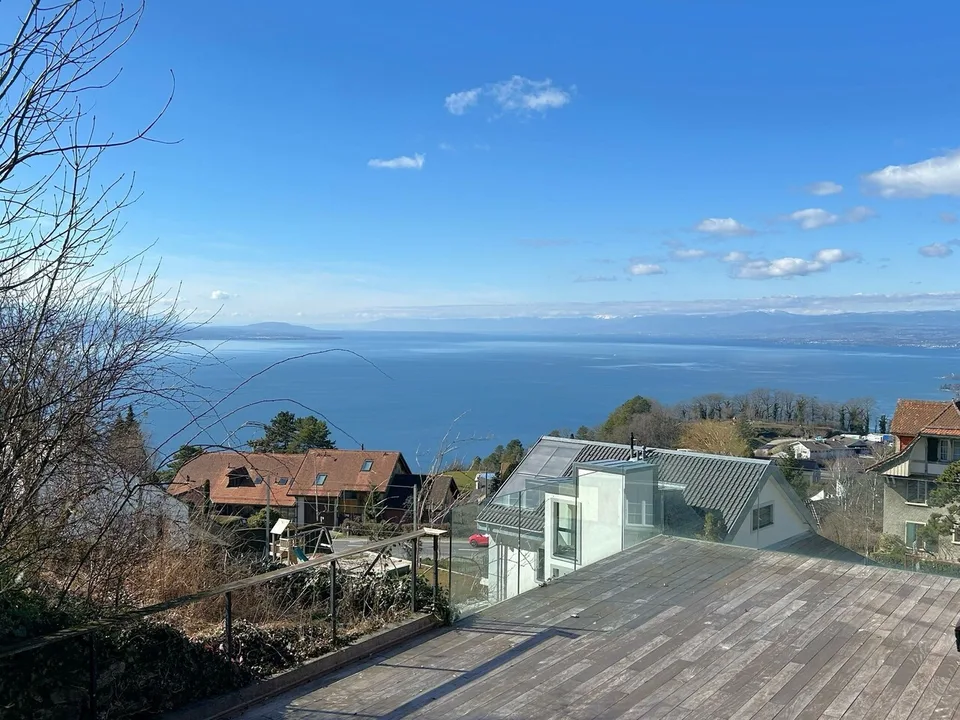 Grande maison avec une vue splendide sur le Lac et les Aples