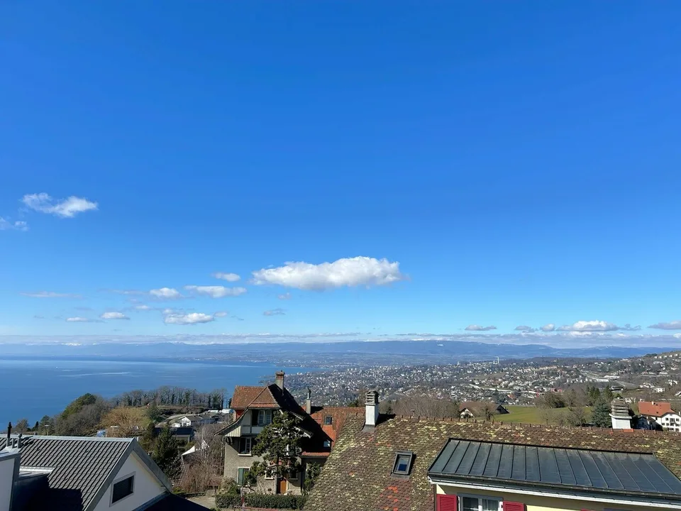 Grande maison avec une vue splendide sur le Lac et les Aples