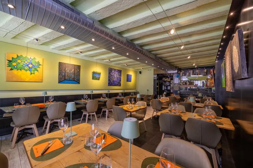 Restaurant réputé au coeur de la vieille ville - vente avec les murs