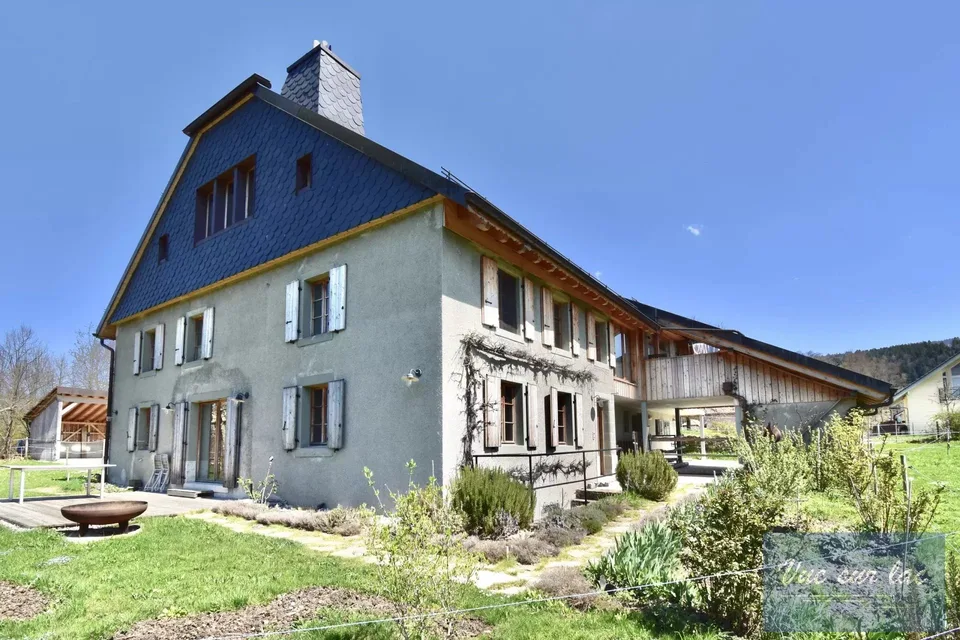 Ferme magnifiquement rénovée, avec 2 box à chevaux