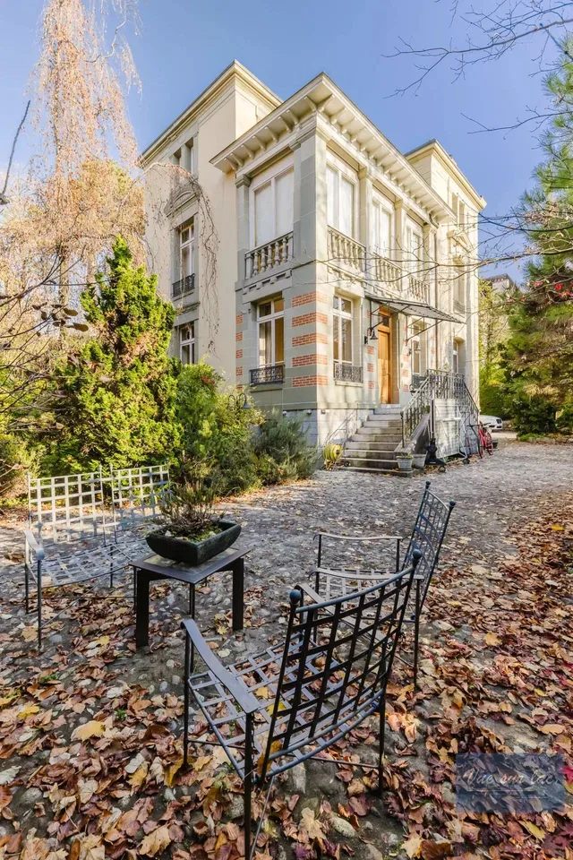 Magnifique Hôtel Particulier, jardin enchanteur, à deux pas du lac