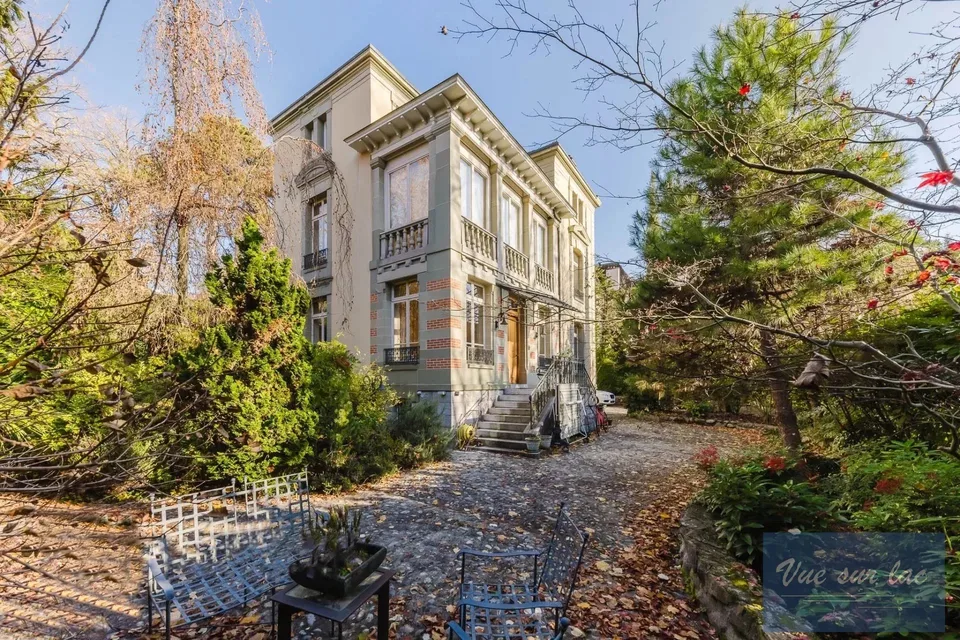 Magnifique Hôtel Particulier, jardin enchanteur, à deux pas du lac