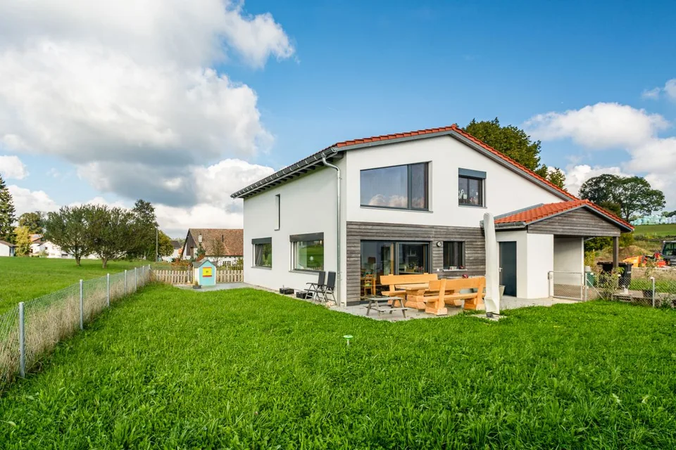 Neues Einfamilienhaus in ruhiger Lage - mit freiem Blick