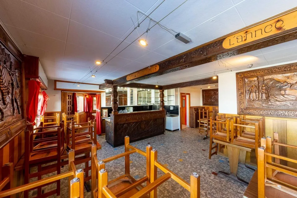Casa di villaggio con potenziale che comprende un caffè-ristorante, un appartamento duplex, una sala e fienili