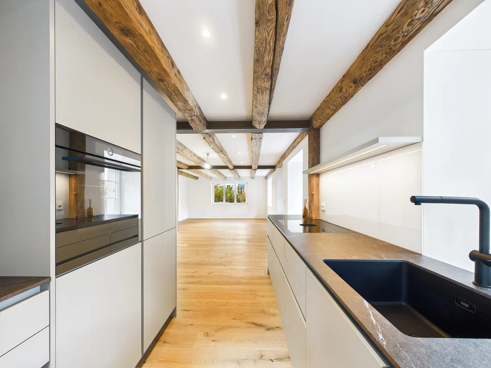 Fascino e modernità - Casa a schiera completamente ristrutturata con giardino idilliaco e terrazza sul tetto nel cuore di Dürnten