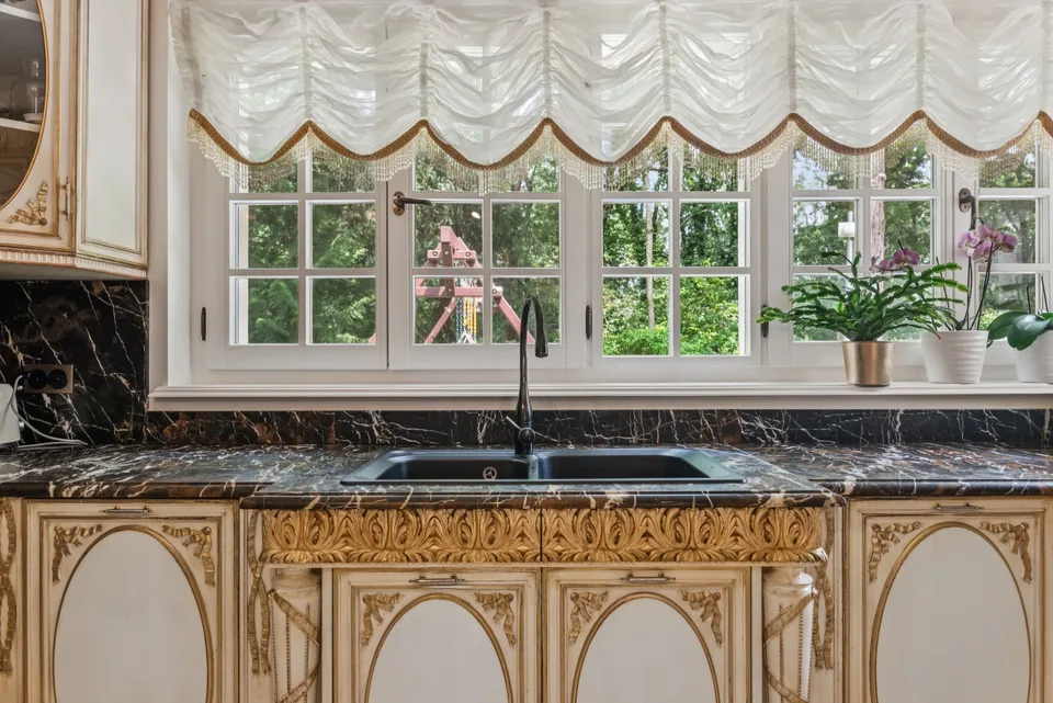 Prestigeträchtige Immobilie mit Pool, Privatsphäre und Seeblick