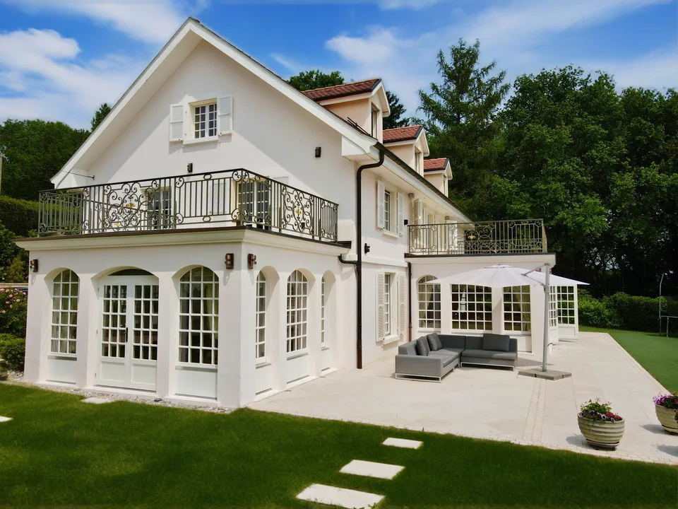 Proprietà prestigiosa con piscina, privacy e vista lago – foto 8 di 9