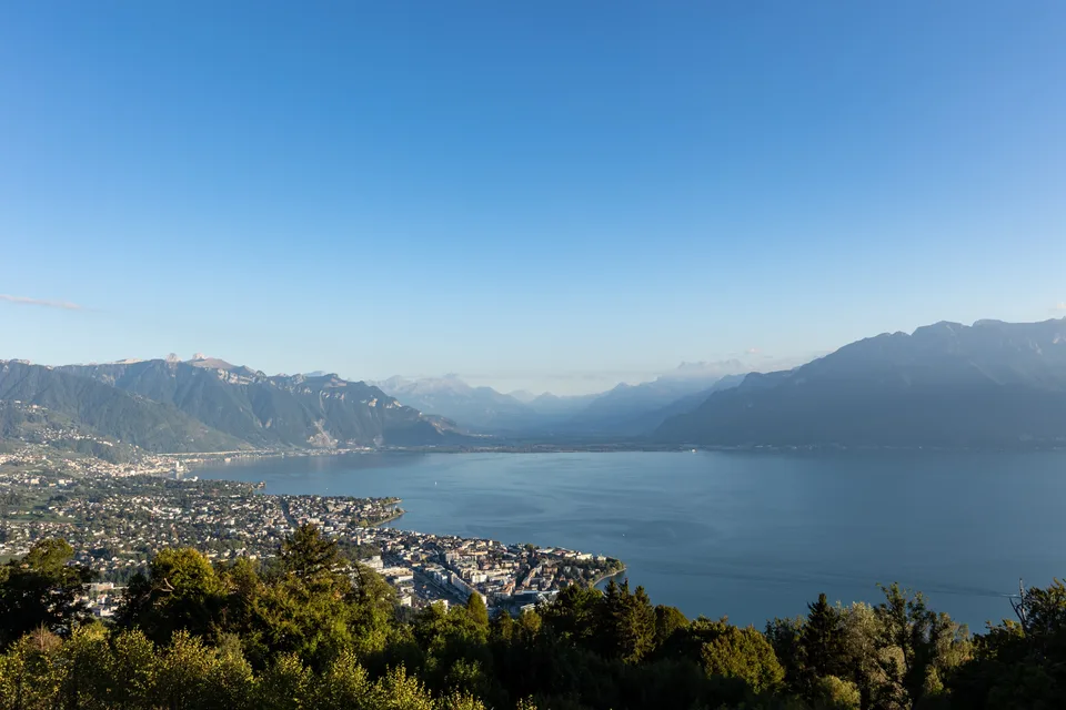 Résidence luxueuse avec grande terrasse et vue imprenable sur le lac L – photo 13 sur 13