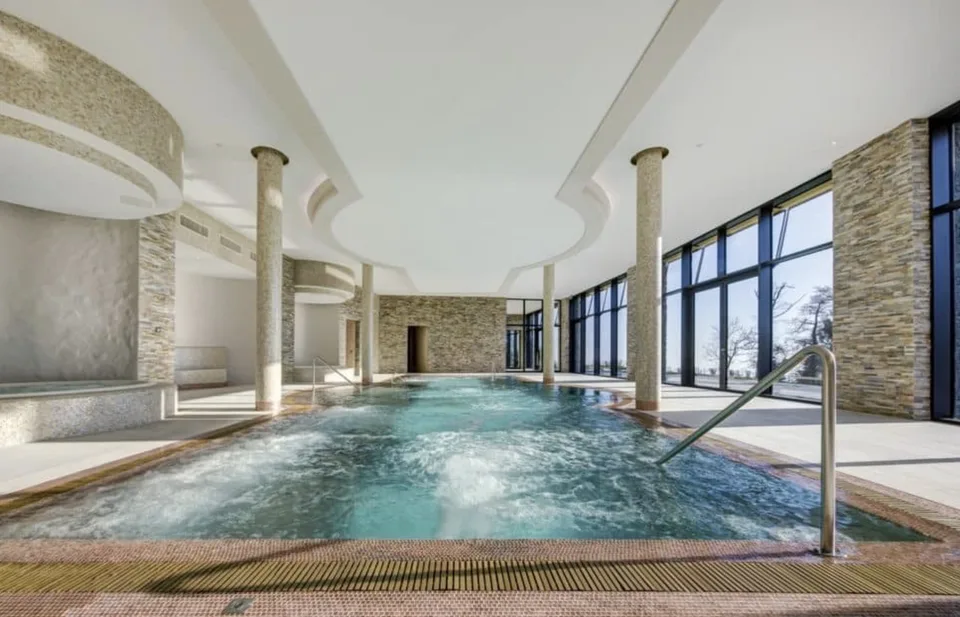 Résidence luxueuse avec grande terrasse et vue imprenable sur le lac L – photo 12 sur 13