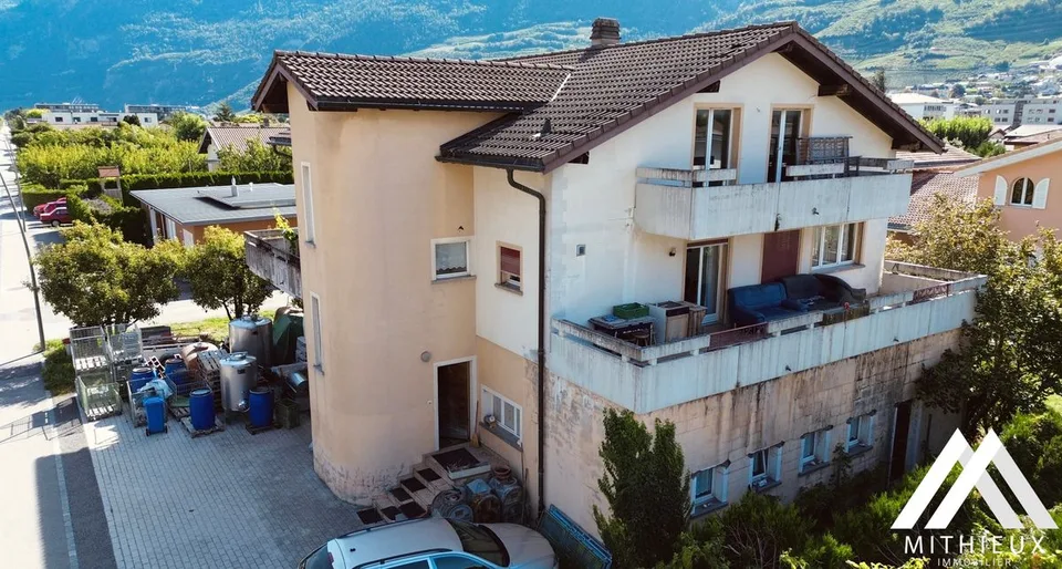 Raro! Casa atipica con grande potenziale di trasformazione