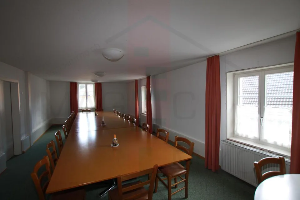 Schönes Gewerbegebäude im Zentrum von Fontenais zu betreiben
