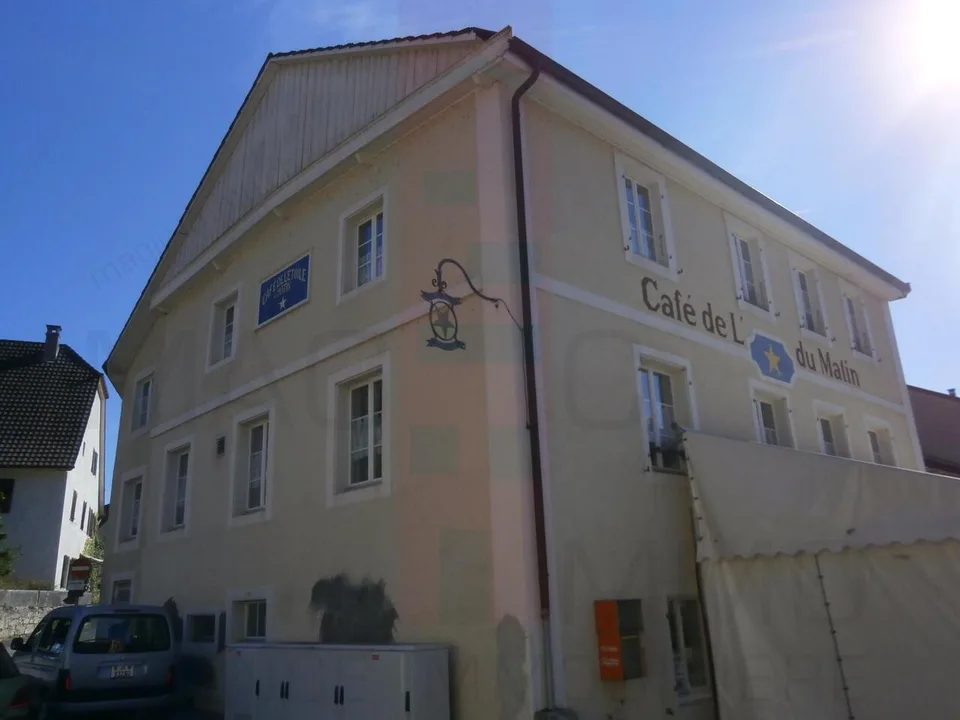 Schönes Gewerbegebäude im Zentrum von Fontenais zu betreiben