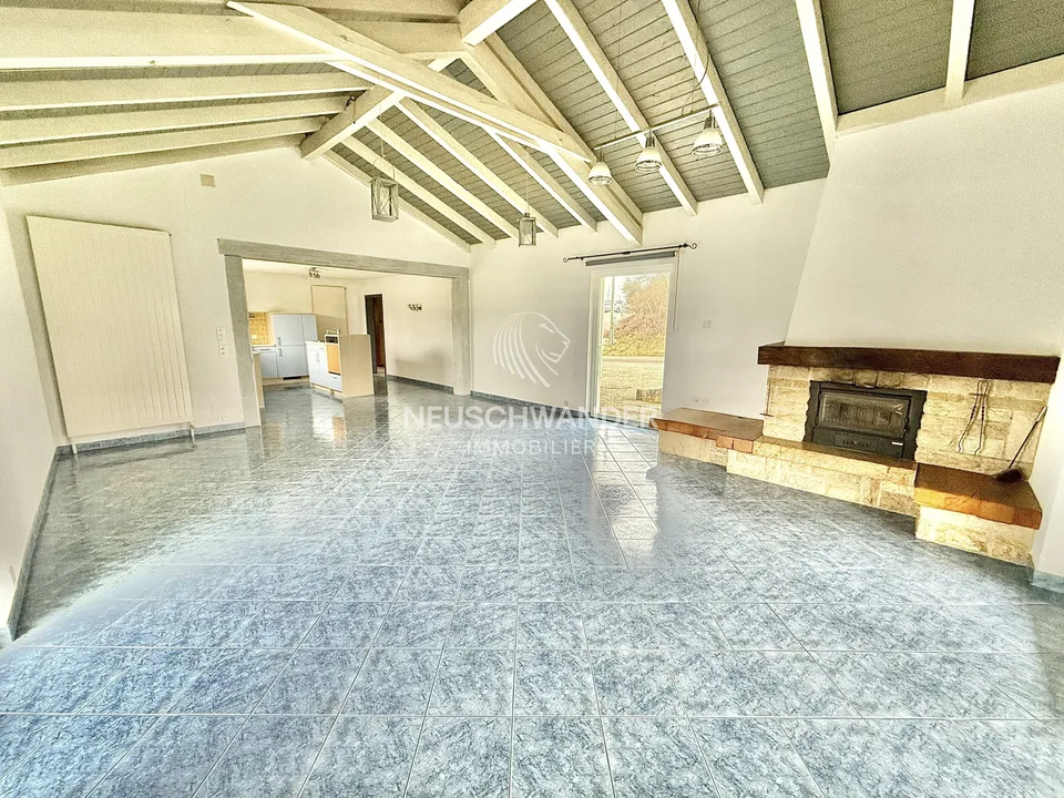 In vendita nel villaggio di Coeuve affascinante casa di 6 stanze – foto 8 di 13