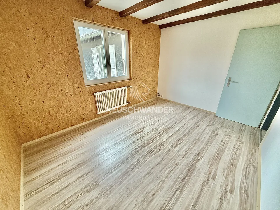 In vendita nel villaggio di Coeuve affascinante casa di 6 stanze