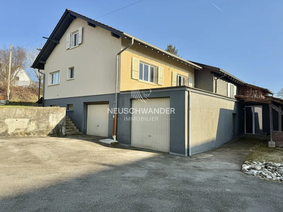 In vendita nel villaggio di Coeuve affascinante casa di 6 stanze