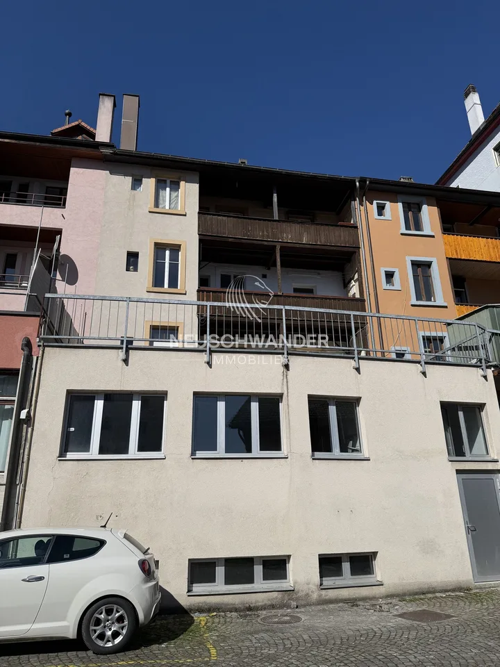 Zu verkaufen in Moutier, ein Renditegebäude mit 3 Wohnungen und 1 Gewerbefläche