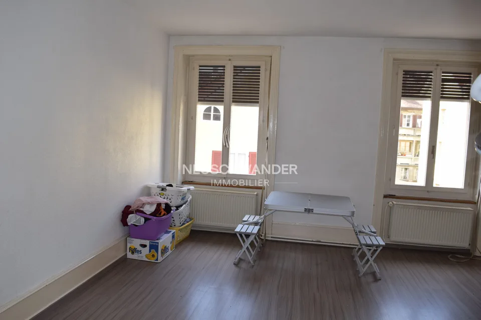 Zu verkaufen in Moutier, ein Renditegebäude mit 3 Wohnungen und 1 Gewerbefläche