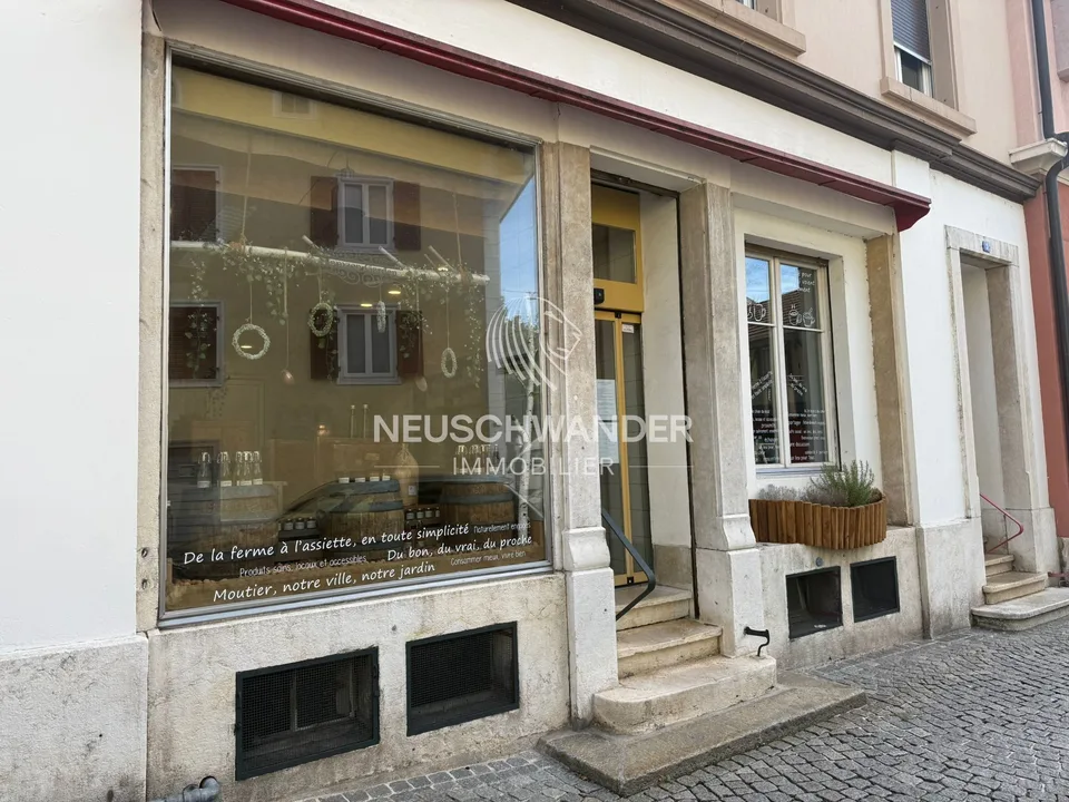 In vendita a Moutier edificio con 1 negozio e 3 appartamenti