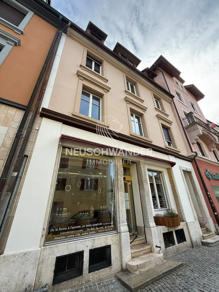 In vendita a Moutier edificio con 1 negozio e 3 appartamenti