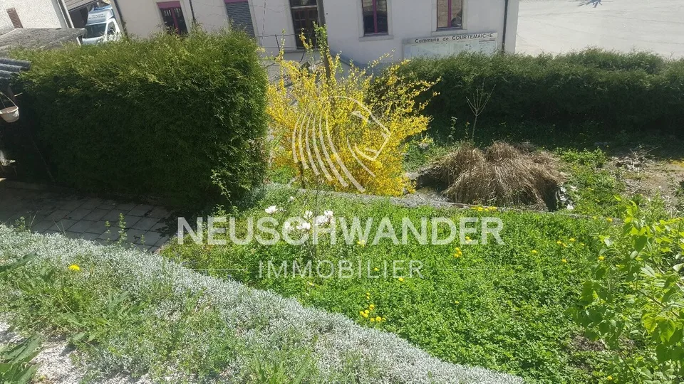 Rental building with 4 apartments and private gardens in Courtemaîche