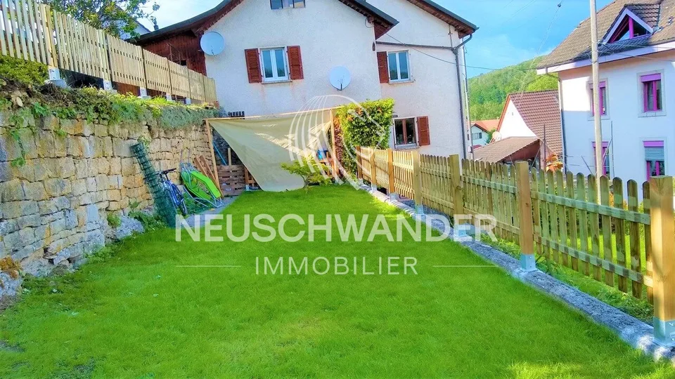 Rental building with 4 apartments and private gardens in Courtemaîche