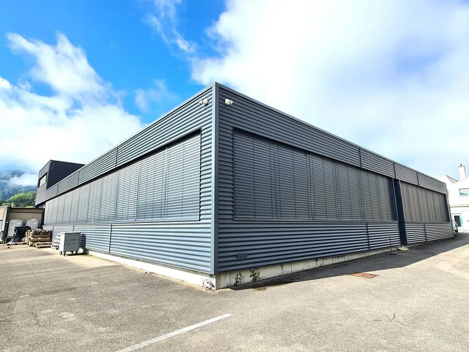 Edificio industriale spazioso e moderno in vendita a Courrendlin