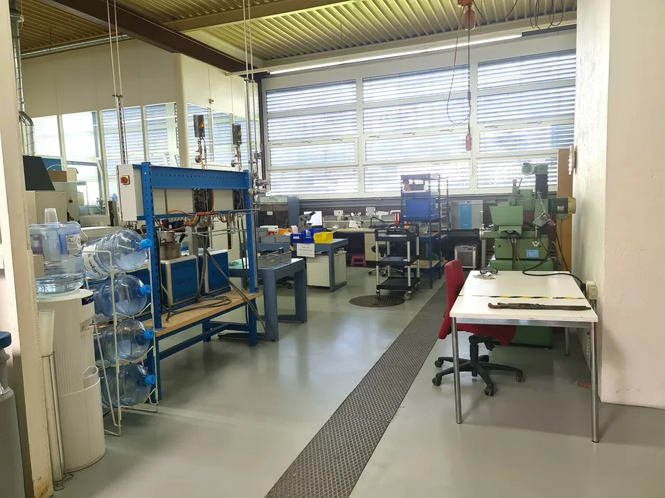 Edificio industriale spazioso e moderno in vendita a Courrendlin