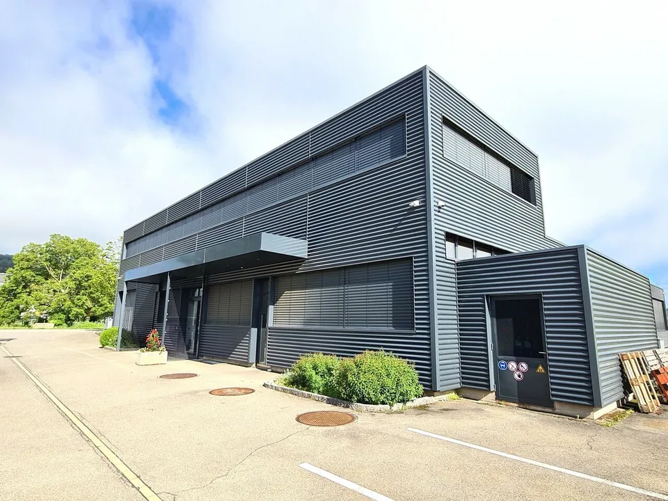 À Courrendlin bâtiment industriel spacieux et moderne à vendre