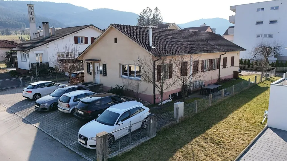 À vendre à Bassecourt spacieux atelier de polissage de 10 pièces