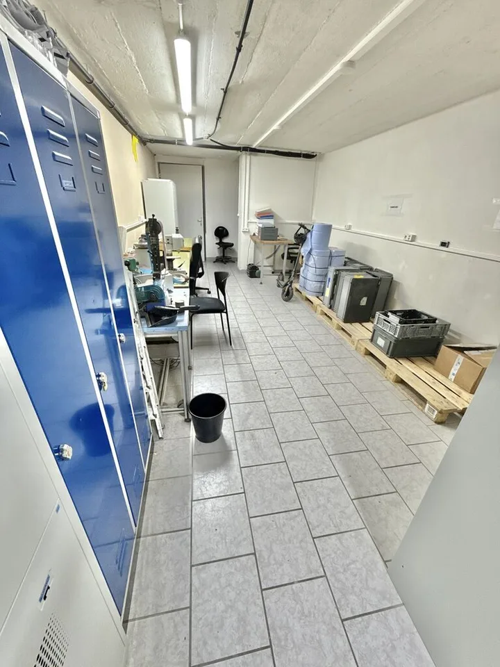 Zu verkaufen in Bassecourt geräumige Polierwerkstatt mit 10 Räumen