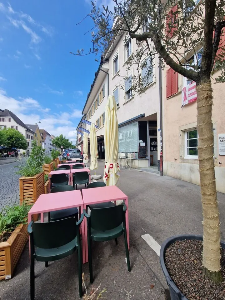 Zu verkaufen Gebäude mit 4 Wohnungen und 1 Geschäft in Delémont