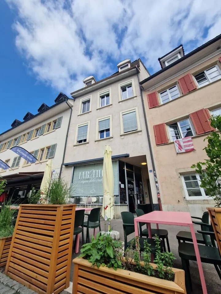 À vendre immeuble de 4 appartements et 1 commerce situé à Delémont