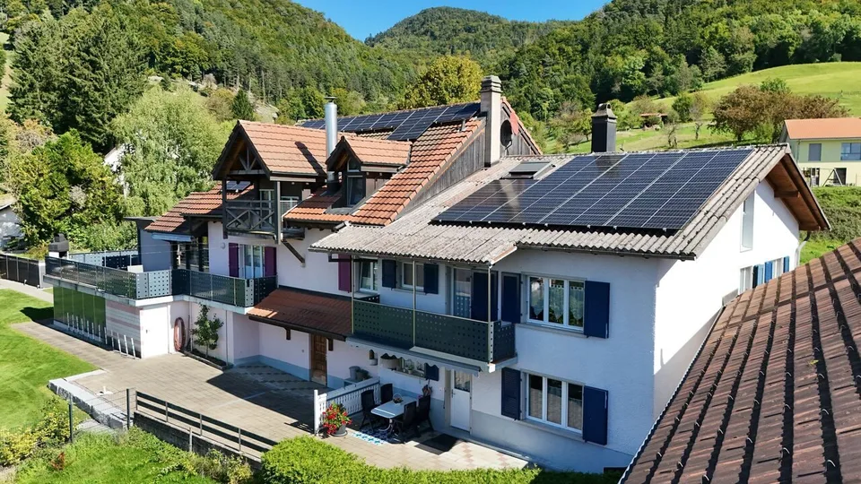 À vendre 2 maisons avec grande parcelle et 5 garages à Mervelier