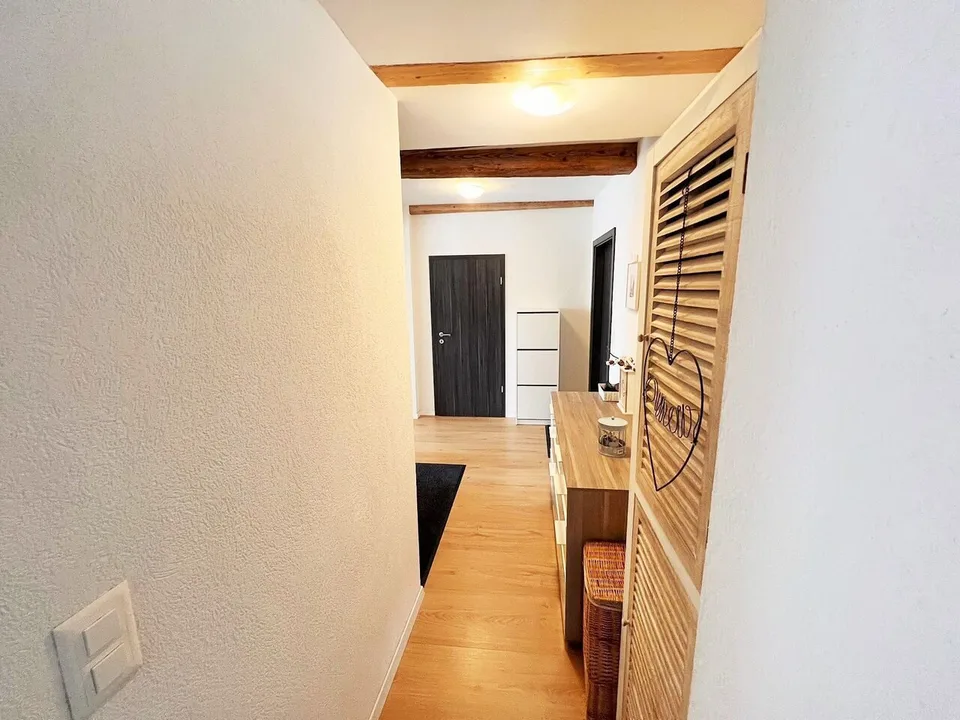 In vendita casa in affitto con 3 appartamenti e 15 box/depositi a Movelier