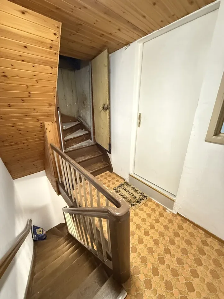 Zu verkaufen Stadthaus mit 2 Wohnungen und 1 Geschäft in Delémont