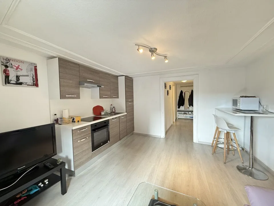 Zu verkaufen Stadthaus mit 2 Wohnungen und 1 Geschäft in Delémont