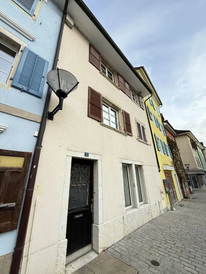 Zu verkaufen Stadthaus mit 2 Wohnungen und 1 Geschäft in Delémont