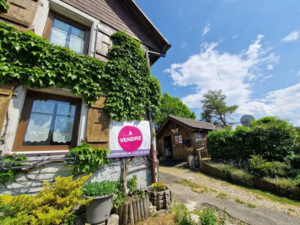 Incantevole casa vacanze di 3,5 stanze a Pleigne in vendita